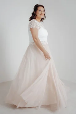 Langer Braut Rock aus fließendem Softtüll in Blush – India Curvy><noscript><img width=