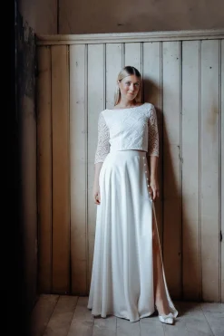 Langer Braut Rock mit Schlitz und Zierknöpfen – Eira><noscript><img width=