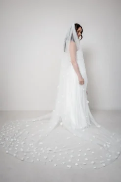 Langer Schleier mit Blüten | The>Perfect Bridal Company Online