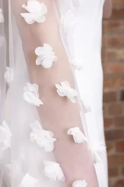 Langer Schleier mit Blüten | The>Perfect Bridal Company Online