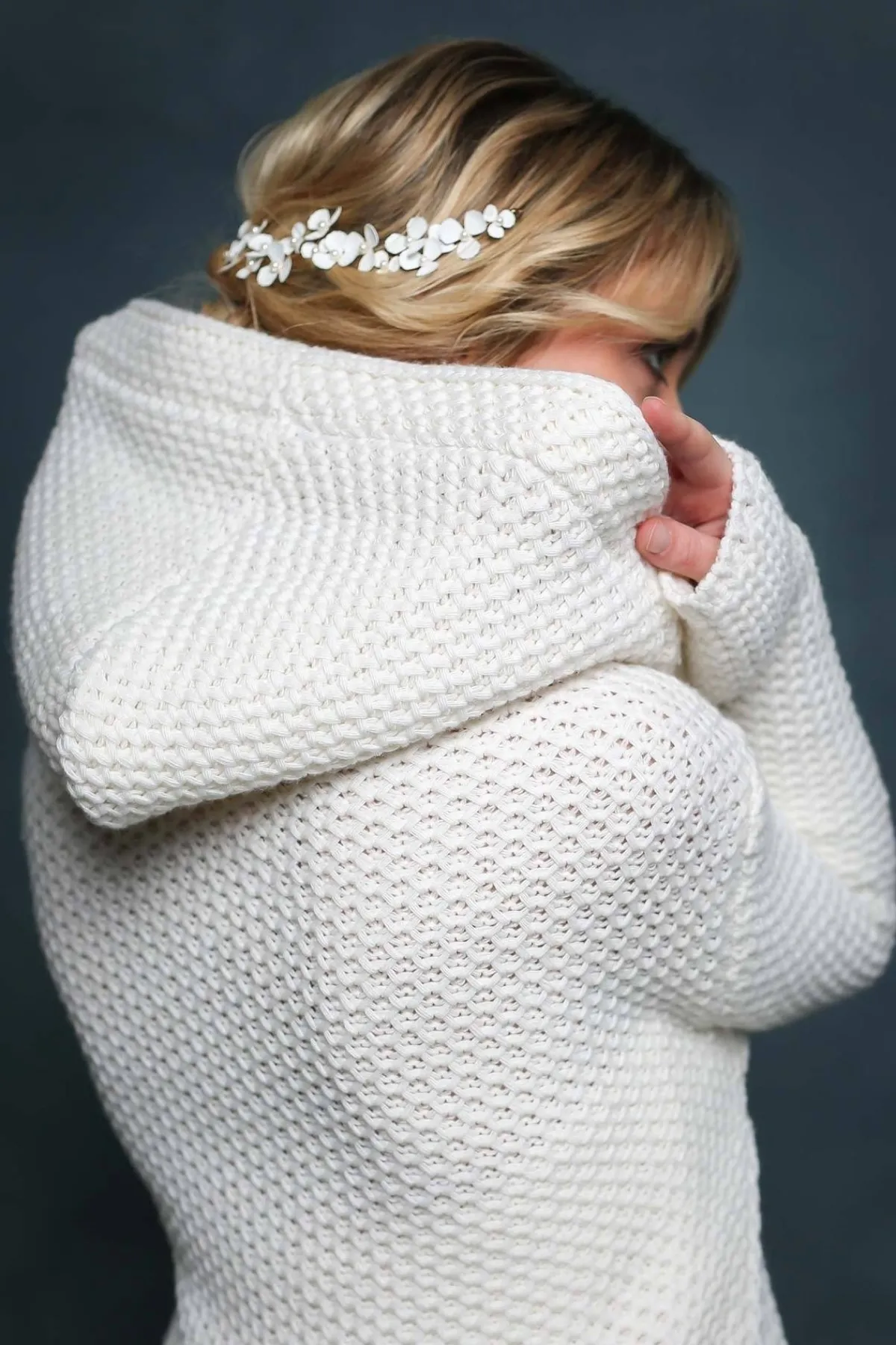 Leichter Brautmantel aus Strick mit Kapuze in Ivory>Zoe Ona Online