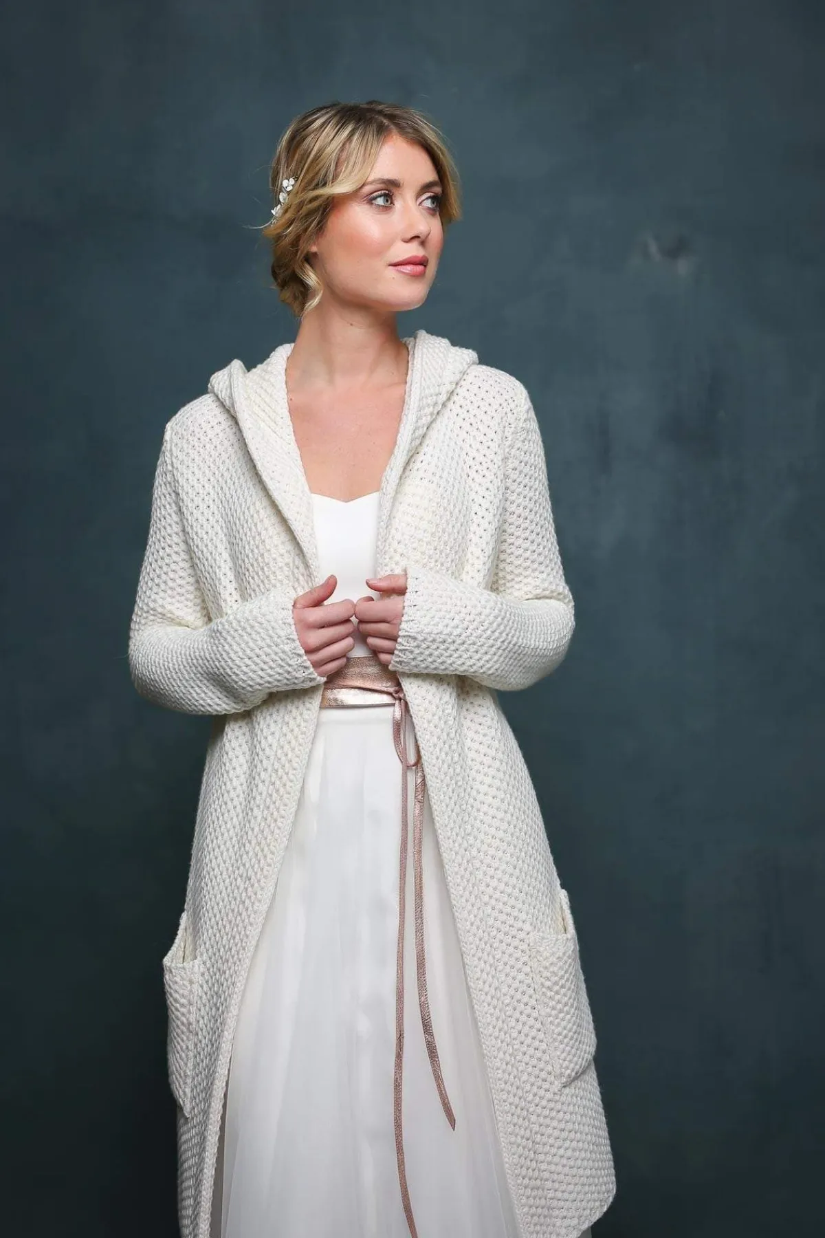 Leichter Brautmantel aus Strick mit Kapuze in Ivory>Zoe Ona Online
