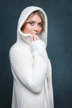 Leichter Brautmantel aus Strick mit Kapuze in Ivory><noscript><img width=