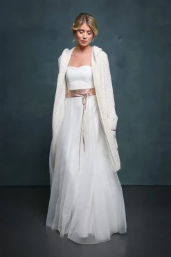 Leichter Brautmantel aus Strick mit Kapuze in Ivory><noscript><img width=