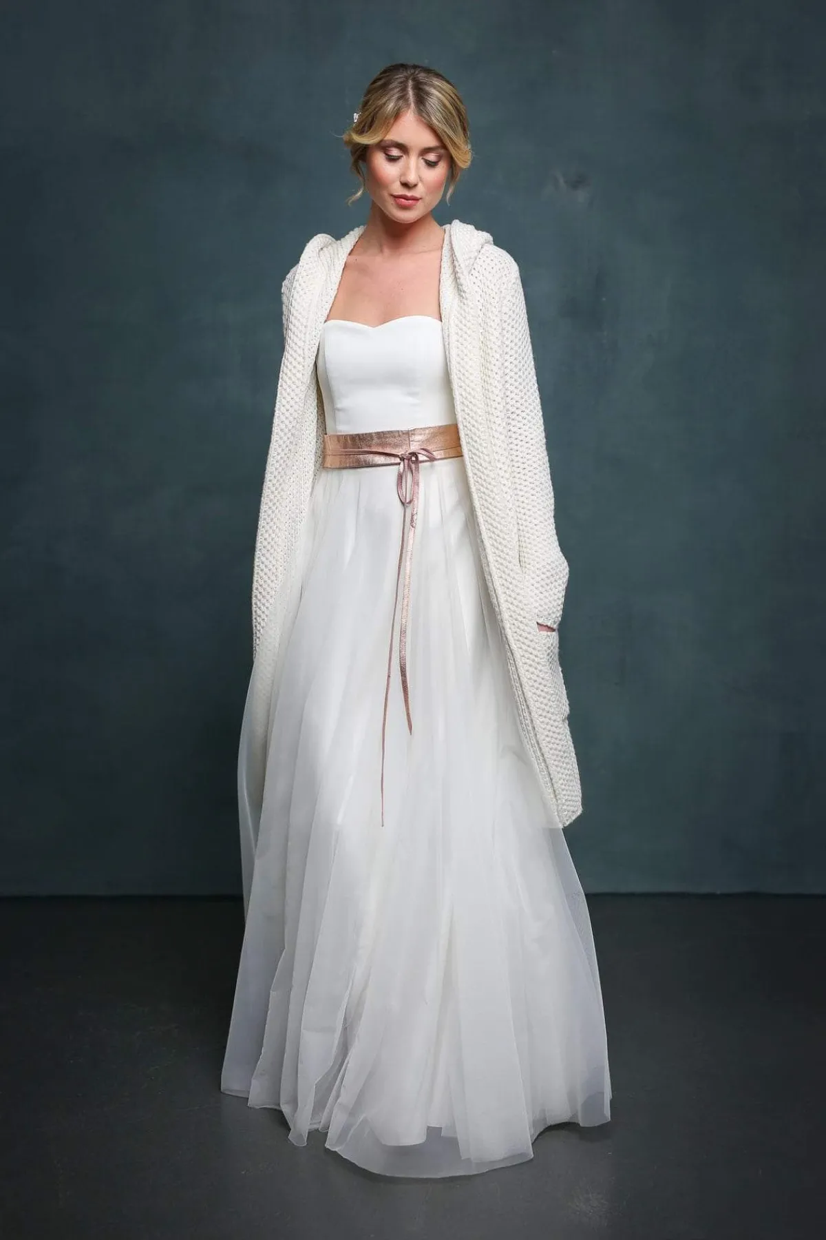Leichter Brautmantel aus Strick mit Kapuze in Ivory>Zoe Ona Online