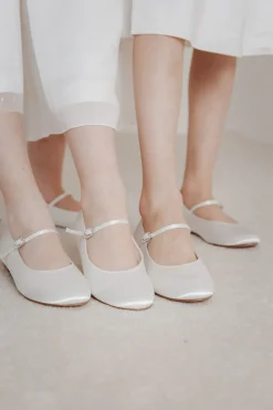 Mädchenballerinas mit Glitzerschnalle – Binx Ivory Satin><noscript><img width=