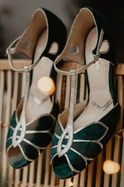 Offener Brautschuh in Tannengrün und Gold - Mimosa><noscript><img width=