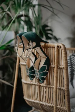 Offener Brautschuh in Tannengrün und Gold - Mimosa><noscript><img width=