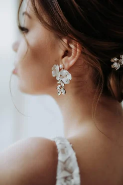 Ohrstecker mit 3D-Blüten und Strasskristallen><noscript><img width=