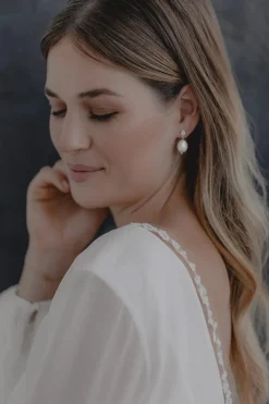 Ovale Kristallstecker mit Perlenanhängern – Joelle><noscript><img width=