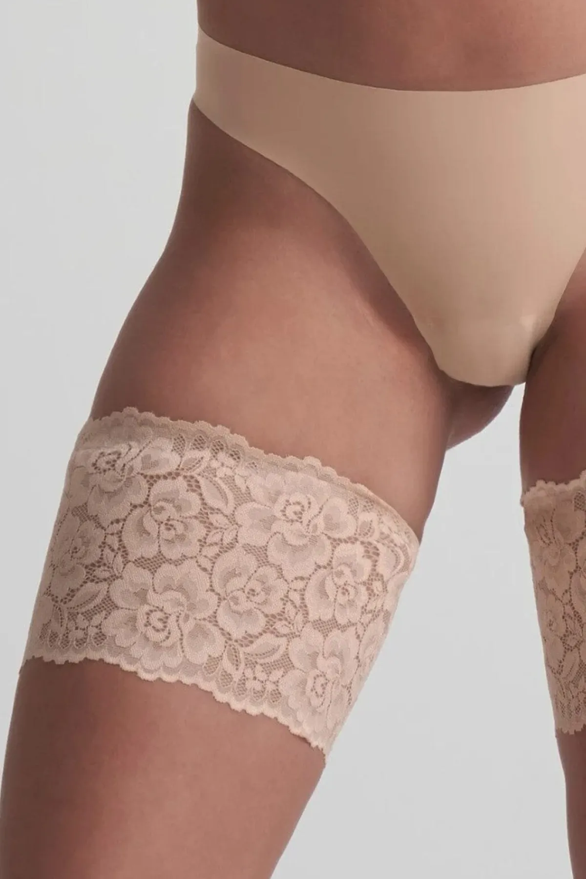 Schenkelbänder aus elastischer Spitze –>Bye Bra