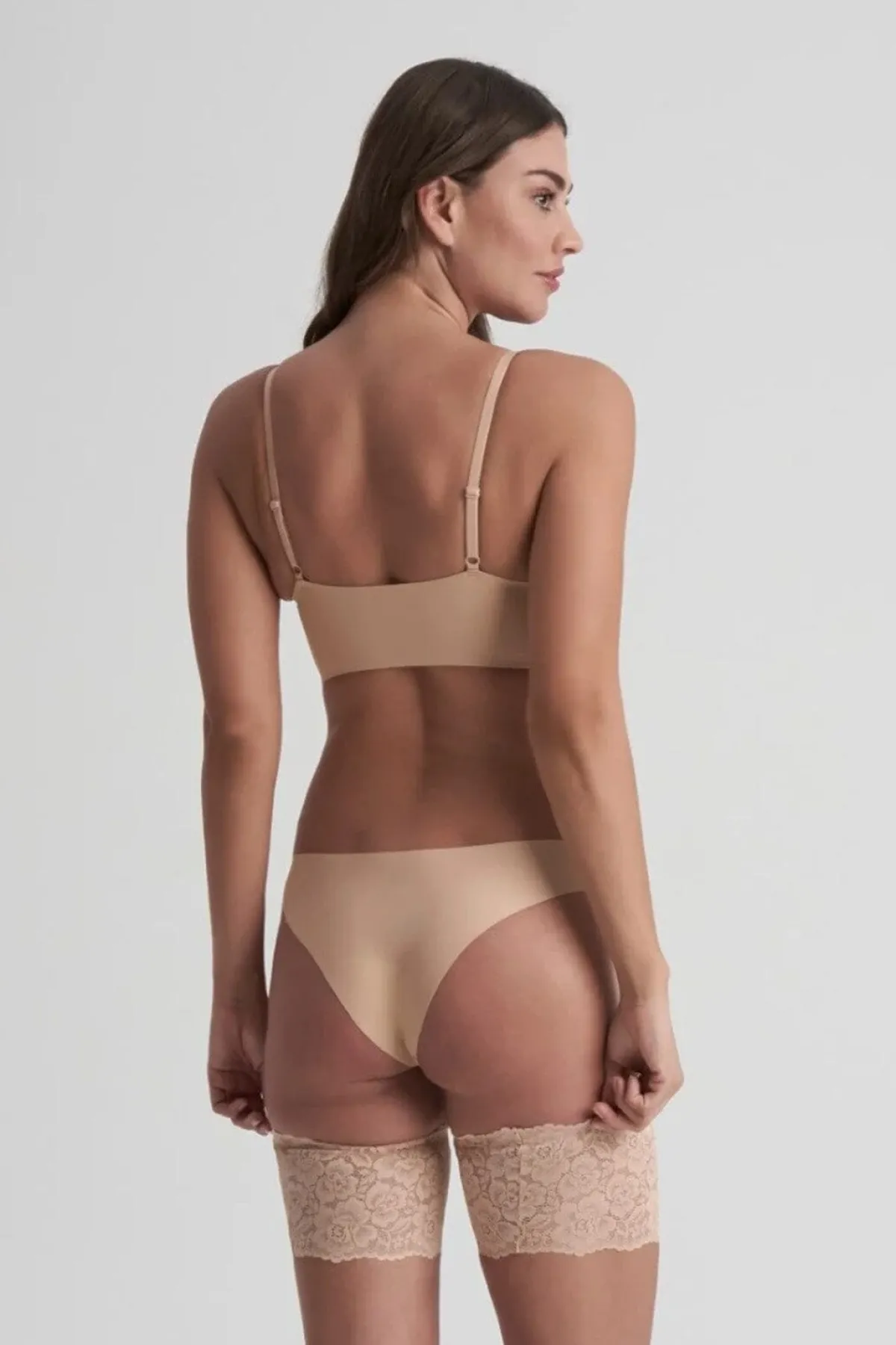 Schenkelbänder aus elastischer Spitze –>Bye Bra