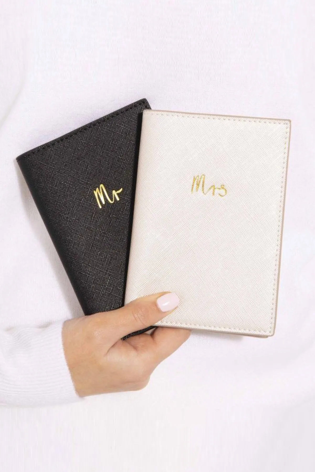 Schwarze Reisepasshülle für den Bräutigam –>Katie Loxton Sale