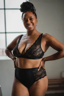 Schwarzer Plunge-BH aus Spitze><noscript><img width=