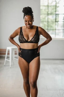 Schwarzer Plunge-BH aus Spitze><noscript><img width=