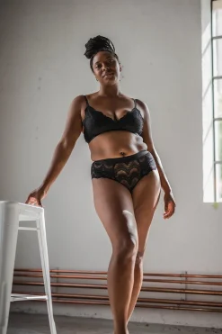 Schwarzer Spitzen-String im High-Waist-Look><noscript><img width=