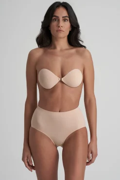 Selbstklebender BH für rückenfreie Looks –><noscript><img width=