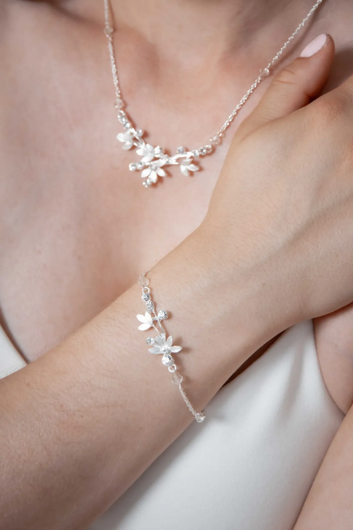 Silbernes Armband mit Blätterdetails und Strass>Weise Best