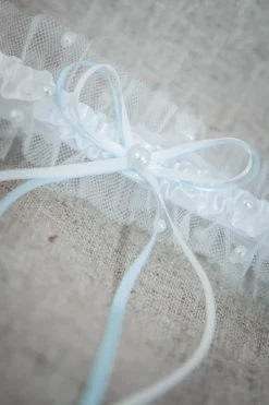 Strumpfband in Ivory mit blauen Kunstperlen>Poirier Discount