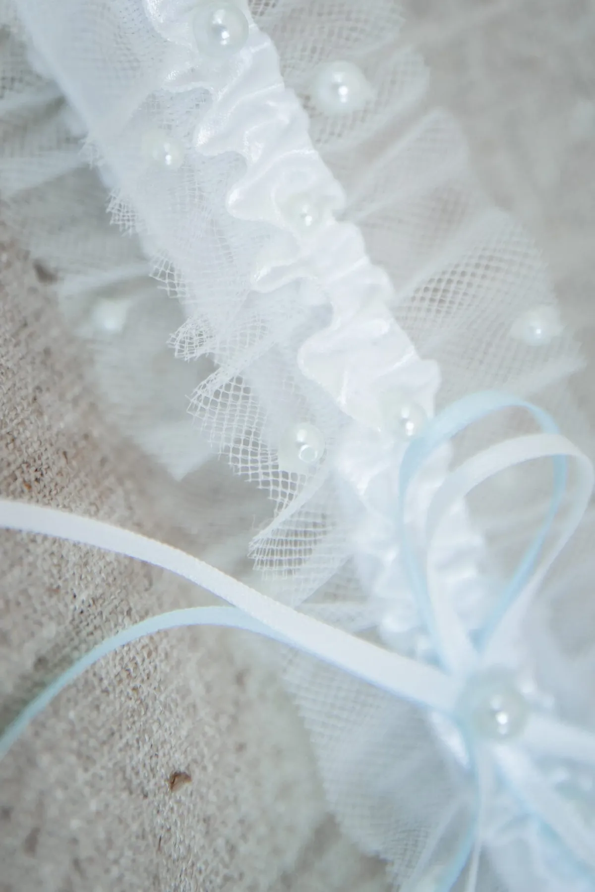 Strumpfband in Ivory mit blauen Kunstperlen>Poirier Discount