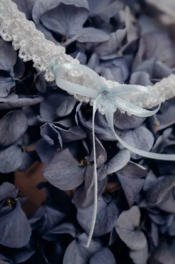 Strumpfband mit blauer Schleife und kleinem Strass-Stein><noscript><img width=