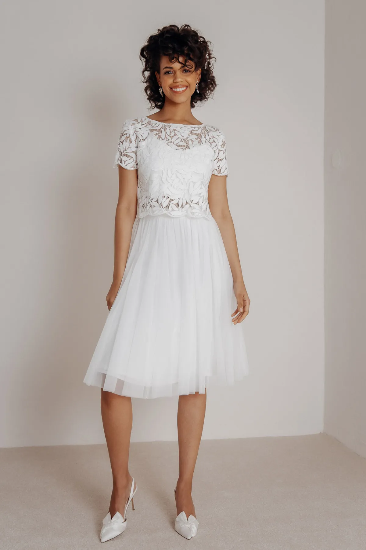 Top, Braut Jäckchen aus Botanik-Spitze mit kurzen Ärmeln – Emmi>noni Outlet