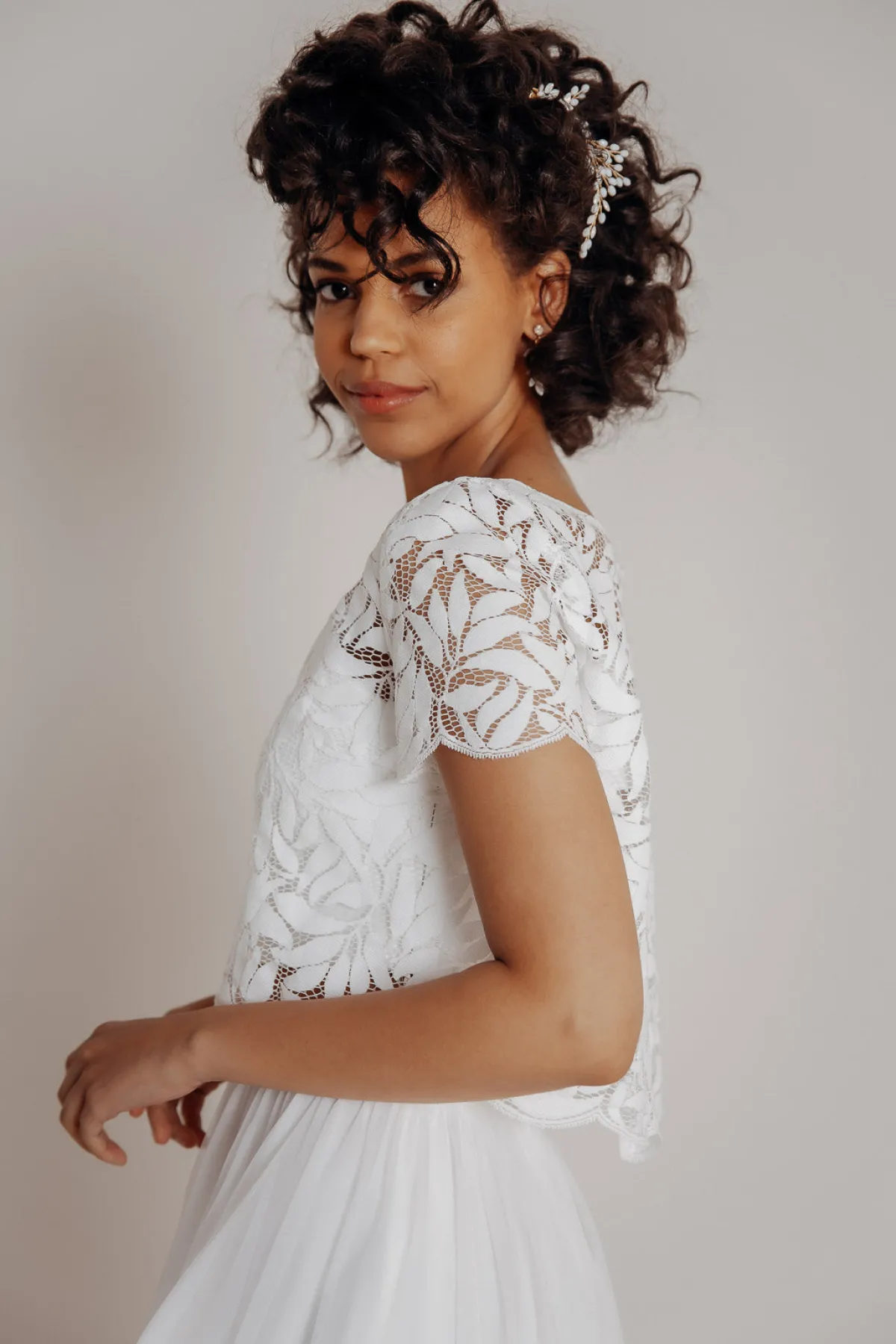 Top, Braut Jäckchen aus Botanik-Spitze mit kurzen Ärmeln – Emmi>noni Outlet