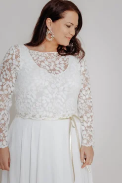 V-Ausschnitt Top aus Viskose-Seide in Ivory - noni Curvy><noscript><img width=