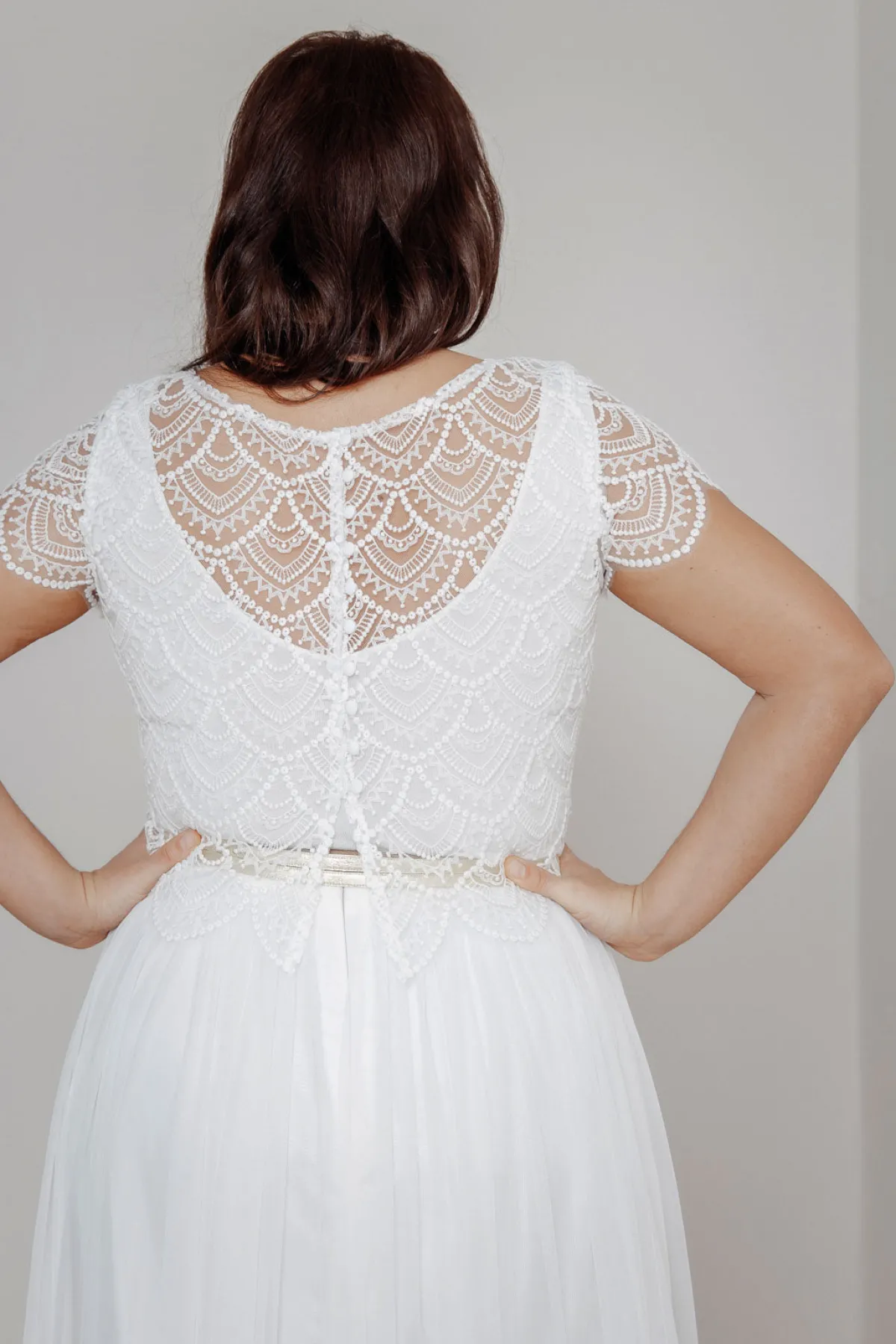 V-Ausschnitt Top aus Viskose-Seide in Ivory - noni Curvy>Montagut Hot