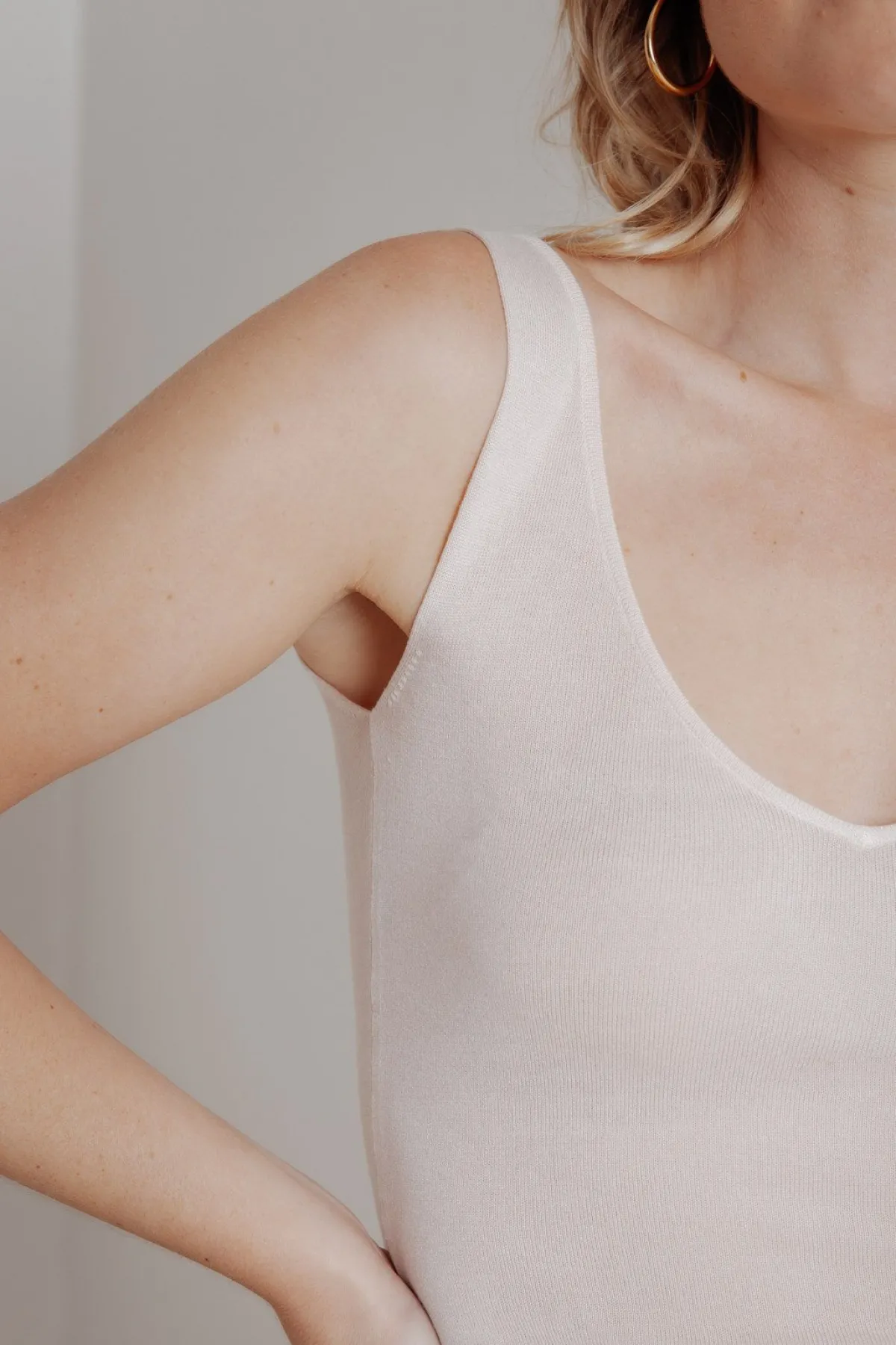 V-Ausschnitt Top aus Viskose-Seide in Nude>Montagut Outlet