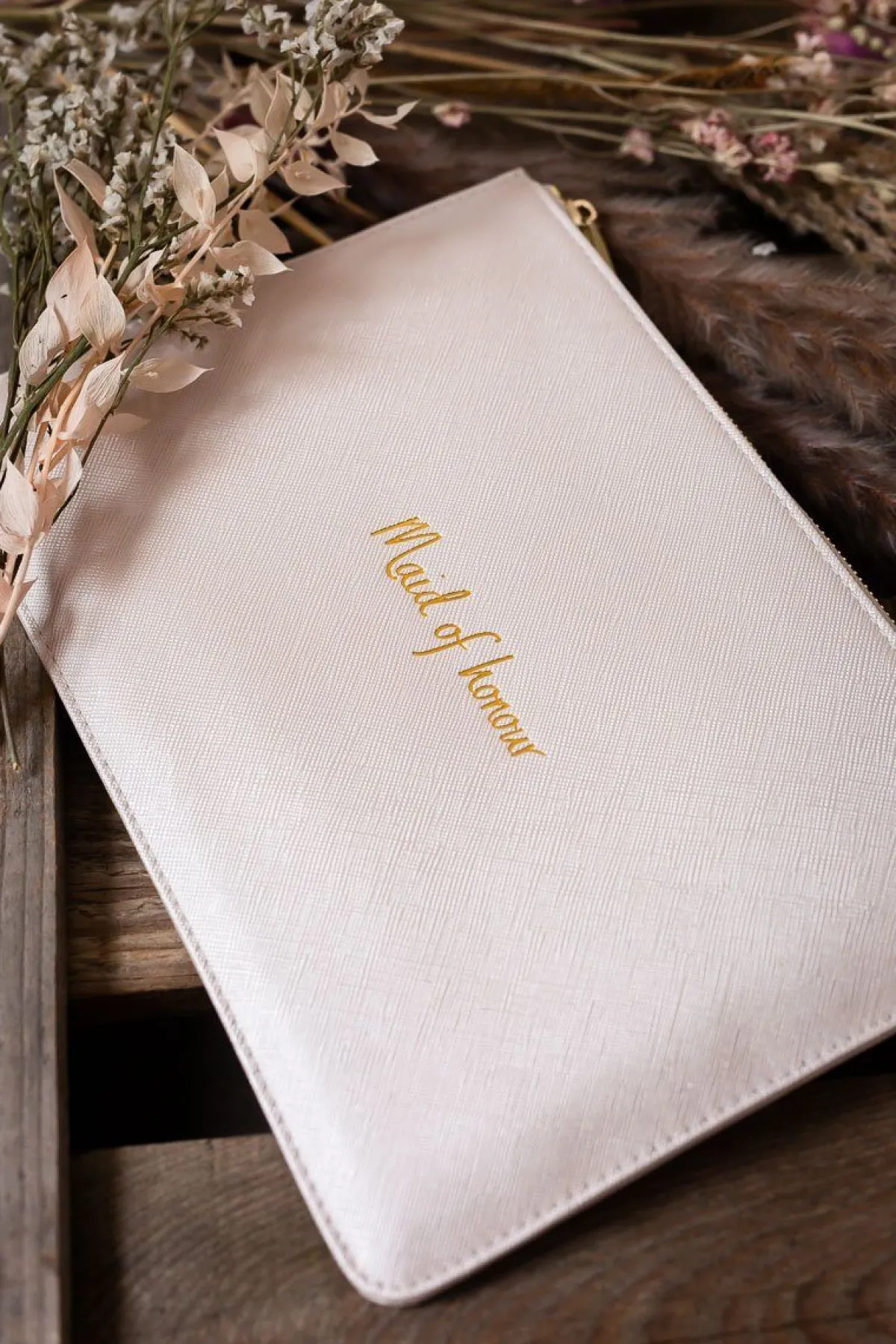 Vegane Clutch mit goldenem Schriftzug "Maid of honour" –>Katie Loxton