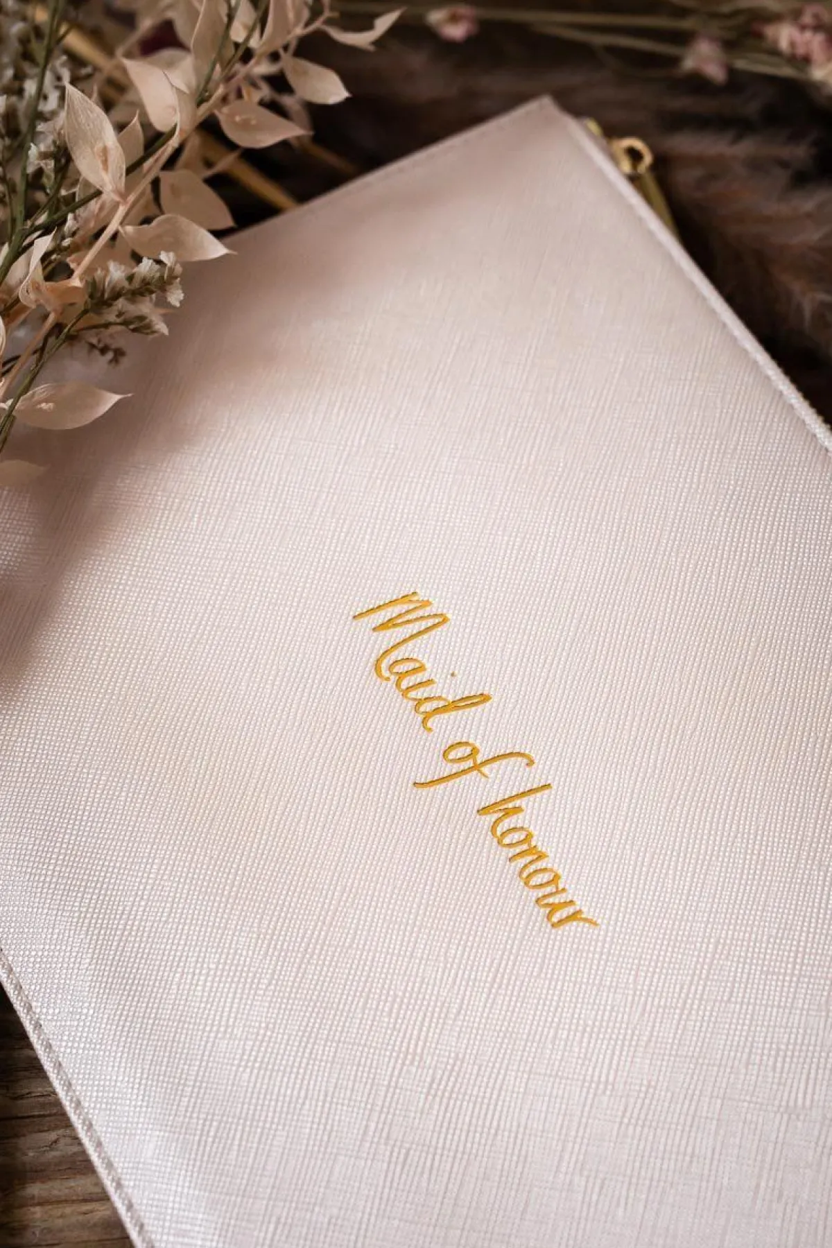Vegane Clutch mit goldenem Schriftzug "Maid of honour" –>Katie Loxton
