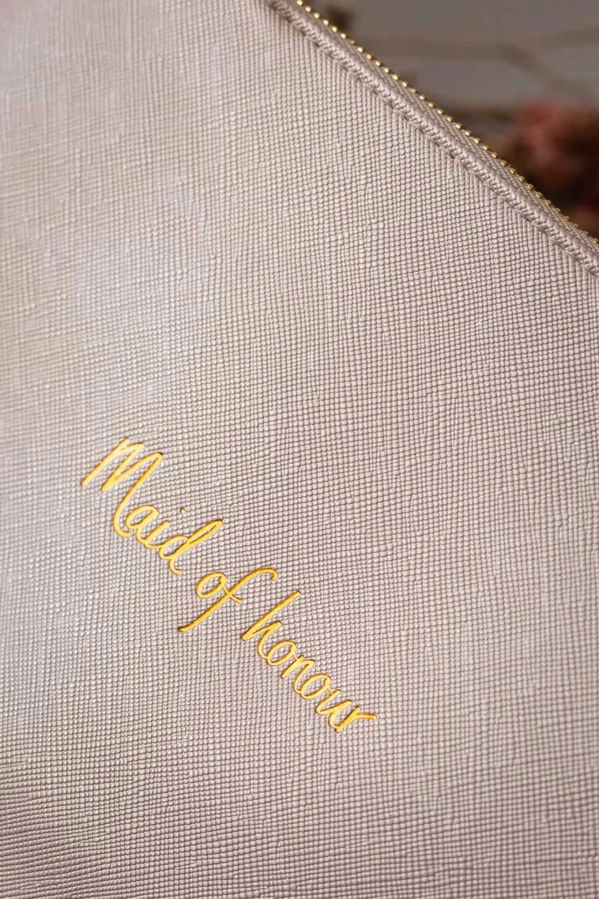 Vegane Clutch mit goldenem Schriftzug "Maid of honour" –>Katie Loxton