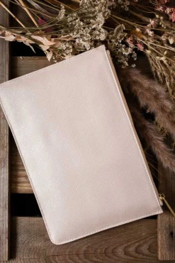 Vegane Clutch mit goldenem Schriftzug 