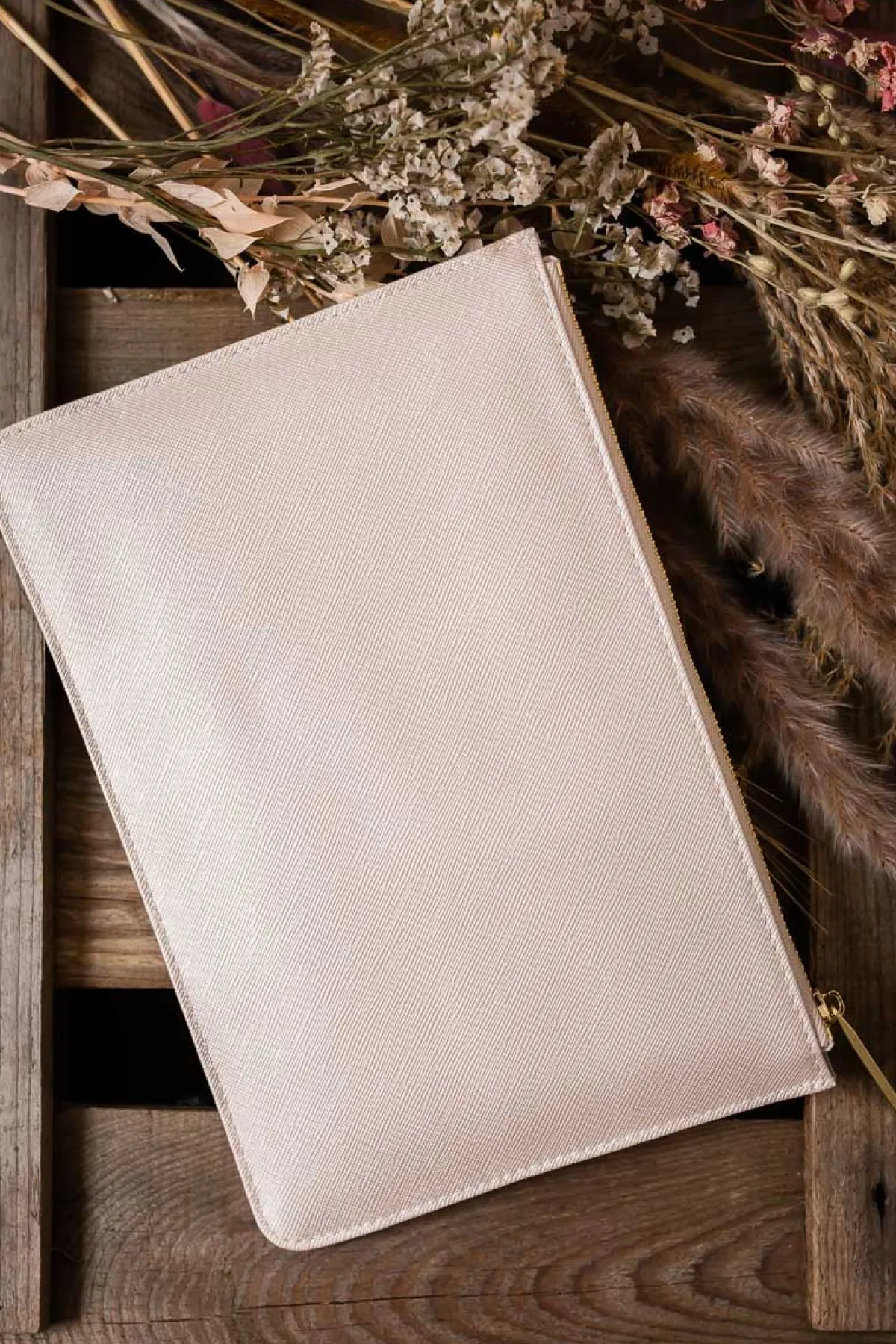 Vegane Clutch mit goldenem Schriftzug "Maid of honour" –>Katie Loxton