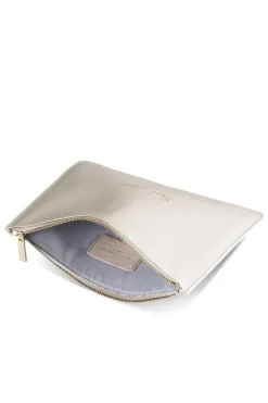 Vegane Clutch mit goldenem Schriftzug 